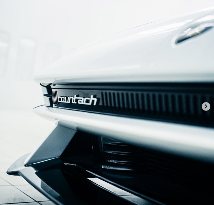 Lamborghini Countach hidup kembali Lamborghini dipastikan kembali menghidupkan seri Countach yang pernah berjaya pada tahun 1974 sampai 1990. Kini, sebagian wujud Countach terbaru muncul di Instagram resmi Lamborghini untuk memberikan rasa penasaran.
