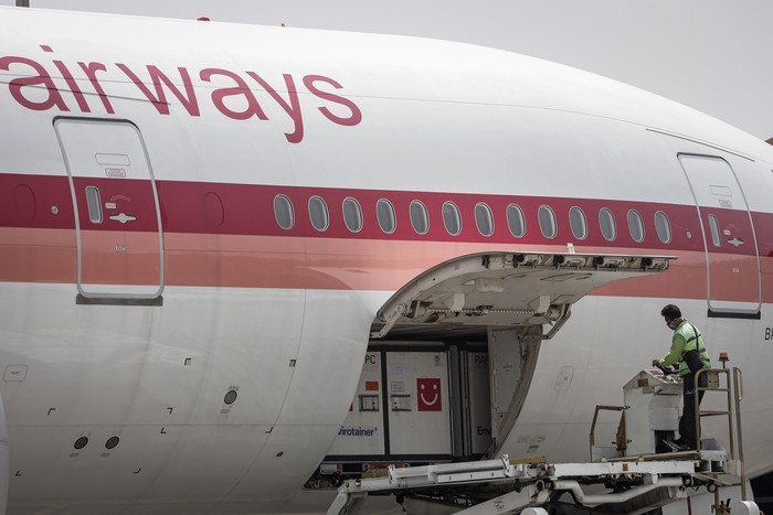 Petugas cargo menurunkan envirotainer berisi vaksin jadi COVID-19 Sinovac dari pesawat setibanya di Terminal Cargo Bandara Internasional Soekarno Hatta, Tangerang, Banten, Jumat (13/8/2021). Sebanyak lima juta vaksin jadi COVID-19 Sinovac tiba di Indonesia guna menambah jumlah ketersediaan vaksin COVID-19 di Tanah Air. ANTARA FOTO/Fauzan/foc.