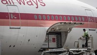 Petugas cargo menurunkan envirotainer berisi vaksin jadi COVID-19 Sinovac dari pesawat setibanya di Terminal Cargo Bandara Internasional Soekarno Hatta, Tangerang, Banten, Jumat (13/8/2021).