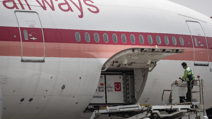 Petugas cargo menurunkan envirotainer berisi vaksin jadi COVID-19 Sinovac dari pesawat setibanya di Terminal Cargo Bandara Internasional Soekarno Hatta, Tangerang, Banten, Jumat (13/8/2021). Sebanyak lima juta vaksin jadi COVID-19 Sinovac tiba di Indonesia guna menambah jumlah ketersediaan vaksin COVID-19 di Tanah Air. ANTARA FOTO/Fauzan/foc.