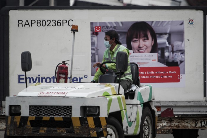 Petugas cargo menurunkan envirotainer berisi vaksin jadi COVID-19 Sinovac dari pesawat setibanya di Terminal Cargo Bandara Internasional Soekarno Hatta, Tangerang, Banten, Jumat (13/8/2021). Sebanyak lima juta vaksin jadi COVID-19 Sinovac tiba di Indonesia guna menambah jumlah ketersediaan vaksin COVID-19 di Tanah Air. ANTARA FOTO/Fauzan/foc.