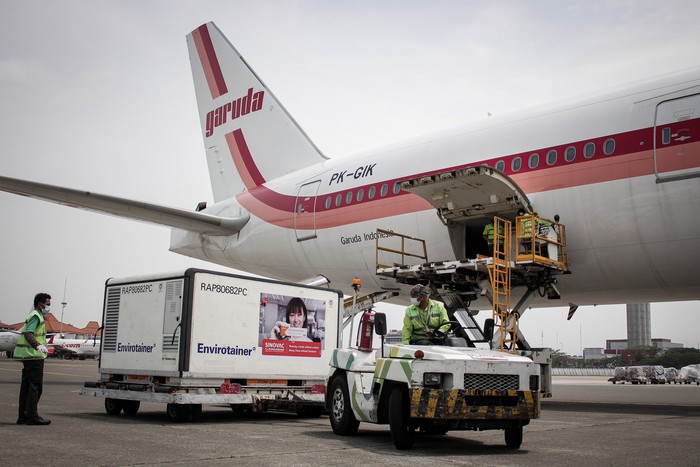 LIMA JUTA VAKSIN SINOVAC TIBA DI INDONESIA Petugas cargo menurunkan envirotainer berisi vaksin jadi COVID-19 Sinovac dari pesawat setibanya di Terminal Cargo Bandara Internasional Soekarno Hatta, Tangerang, Banten, Jumat (13/8/2021). Sebanyak lima juta vaksin jadi COVID-19 Sinovac tiba di Indonesia guna menambah jumlah ketersediaan vaksin COVID-19 di Tanah Air. ANTARA FOTO/Fauzan/foc.