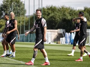 Senyum Merekah Lionel Messi di Paris Saint-Germain