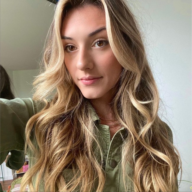 Dalam video yang diunggah oleh sang istri, Rachel, Lizzie dan majikannya, Andrew, tampak menari mesra. Di awal video terlihat sang pengasuh yang memeluk dan mencoba mengangkat Andrew. Lalu setelahnya Andrew yang melingkarkan lengannya di pinggang Lizzie dan mencoba mengangkatnya beberapa kali. Foto: Instagram/@lizziinorton