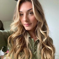 Dalam video yang diunggah oleh sang istri, Rachel, Lizzie dan majikannya, Andrew, tampak menari mesra. Di awal video terlihat sang pengasuh yang memeluk dan mencoba mengangkat Andrew. Lalu setelahnya Andrew yang melingkarkan lengannya di pinggang Lizzie dan mencoba mengangkatnya beberapa kali. Foto: Instagram/@lizziinorton