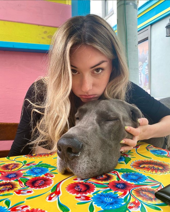 Usai video tersebut menjadi viral, tak sedikit netizen yang memberikan kritikan dan menyebut apa yang dilakukan oleh Lizzie dan Andrew tidaklah pantas. Namun sang istri, Rachel malah membela pengasuhnya dengan mengatakan bahwa pengasuhnya itu sangat baik dan sudah seperti bagian dari keluarga. Foto: Instagram/@lizziinorton