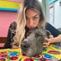 Usai video tersebut menjadi viral, tak sedikit netizen yang memberikan kritikan dan menyebut apa yang dilakukan oleh Lizzie dan Andrew tidaklah pantas. Namun sang istri, Rachel malah membela pengasuhnya dengan mengatakan bahwa pengasuhnya itu sangat baik dan sudah seperti bagian dari keluarga. Foto: Instagram/@lizziinorton