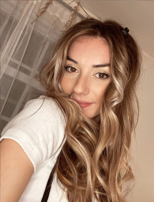 Lizzie sendiri sebelumnya bekerja di tempat penitipan anak di mana anak Rachel dan Andrew dititipkan. Keduanya kemudian baru memutuskan untuk mempekerjakan Lizzie selama pandemi ini untuk mengasuh anaknya ketika Rachel harus pergi ke kantor dan Andrew sibuk bekerja dari rumah. Walaupun serumah, namun menurut penuturan Rachel, suaminya itu bekerja di lantai dua rumahnya, sedangkan Lizzie menjaga anak-anaknya di lantai bawah. Foto: Instagram/@lizziinorton