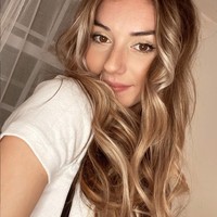 Lizzie sendiri sebelumnya bekerja di tempat penitipan anak di mana anak Rachel dan Andrew dititipkan. Keduanya kemudian baru memutuskan untuk mempekerjakan Lizzie selama pandemi ini untuk mengasuh anaknya ketika Rachel harus pergi ke kantor dan Andrew sibuk bekerja dari rumah. Walaupun serumah, namun menurut penuturan Rachel, suaminya itu bekerja di lantai dua rumahnya, sedangkan Lizzie menjaga anak-anaknya di lantai bawah. Foto: Instagram/@lizziinorton