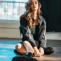 Hubungan antara Lizzie, Rachel dan Andrew memang sangat dekat. Rachel sendiri mengatakan bahwa Lizzie sudah seperti layaknya adik perempuan mereka. Sehingga Rachel percaya bahwa keduanya tidak akan melakukan hal-hal aneh di belakangnya. Foto: Instagram/@lizziinorton