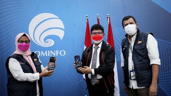 Menteri Komunikasi dan Informatika RI, Johnny G. Plate (tengah) bersama dengan Presiden Direktur & CEO XL Axiata, Dian Siswarini (kiri) didampingi dan Chief Corporate Affairs Officer XL Axiata, Marwan O. Baasir (kanan) menunjukkan ponsel berteknologi 5G usai menerima Surat Keterangan Laik Operasional (SKLO) 5G di Jakarta.