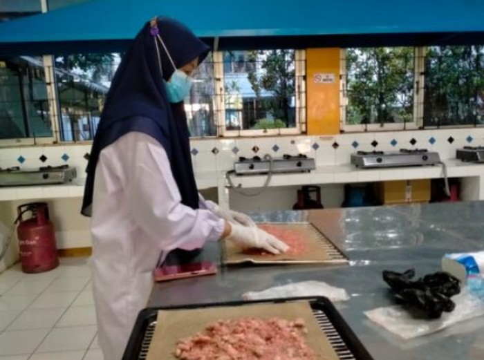Mahasiswa UB sedang melakukan penelitian untuk membuat obat