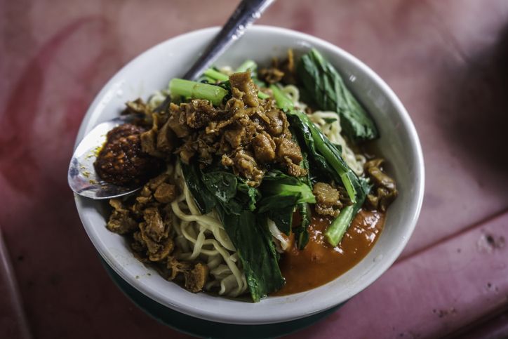 Bagaimana Hukumnya Makan Makanan yang Diisukan Mengandung Babi?