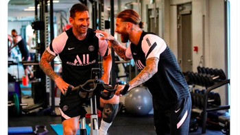 Sungguh dunia yang aneh, Messi dan Ramos menjadi teman akrab dan tertawa-tawa. Foto: Twitter