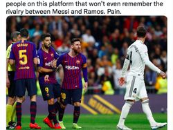 Messi dan Ramos Berpelukan, Netizen: Dunia yang Aneh