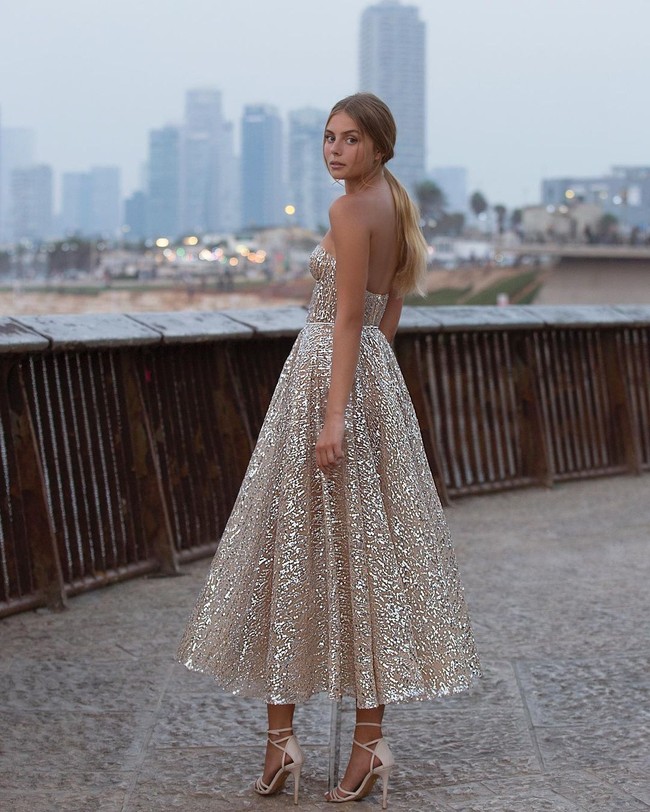 Keduanya pertama kali digosipkan berpacaran ketika Mishel kedapatan berkunjung Spanyol tiga bulan lalu. Ketika itu Mishel menghabiskan waktu di Barcelona, Madrid, dan Ibiza dan terlihat bertemu dengan Courtois beberapa kali. Foto: Instagram @mishelgerzig