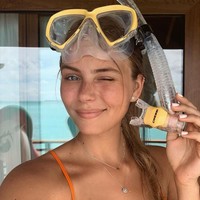 Wanita 24 tahun itu sendiri mengaku bahwa ia suka traveling dan memang terlihat mengunjungi banyak negara dari unggahannya di Instagram. Di akun media sosialnya, ia terlihat sering mengunggah foto berbikini ketika menikmati waktu di pantai. Foto: Instagram @mishelgerzig