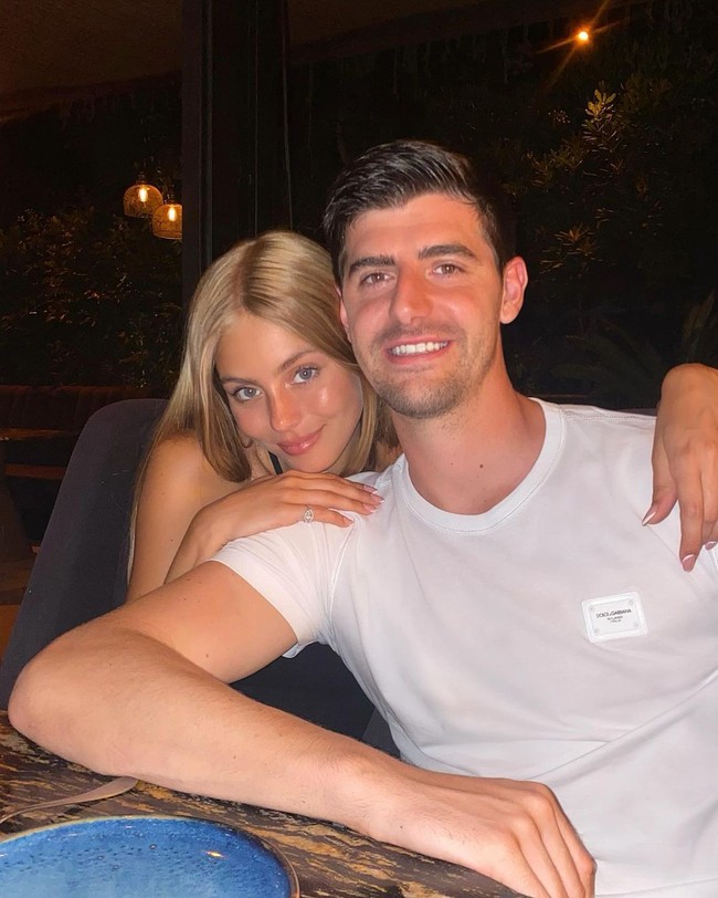Thibaut Courtois baru saja mengonfirmasi hubungannya dengan pacar baru di Instagram. Kiper Real Madrid tersebut memamerkan kekasih cantiknya yang bernama Mishel Gerzig. Foto: Instagram @mishelgerzig