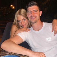 Thibaut Courtois baru saja mengonfirmasi hubungannya dengan pacar baru di Instagram. Kiper Real Madrid tersebut memamerkan kekasih cantiknya yang bernama Mishel Gerzig. Foto: Instagram @mishelgerzig