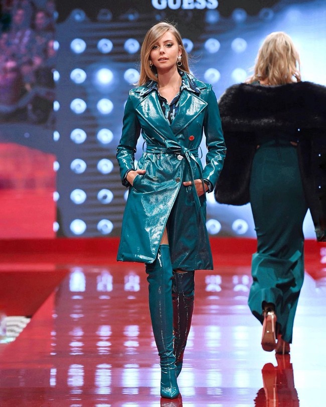 Setelah pertandingan Euro 2020, mereka sempat tertangkap kamera paparazzi sedang bermesraan di kapal pesiar di kawasan Pantai Ibiza. Namun saat itu tampaknya mereka belum mau mengumbar kemesraan secara resmi. Foto: Instagram @mishelgerzig