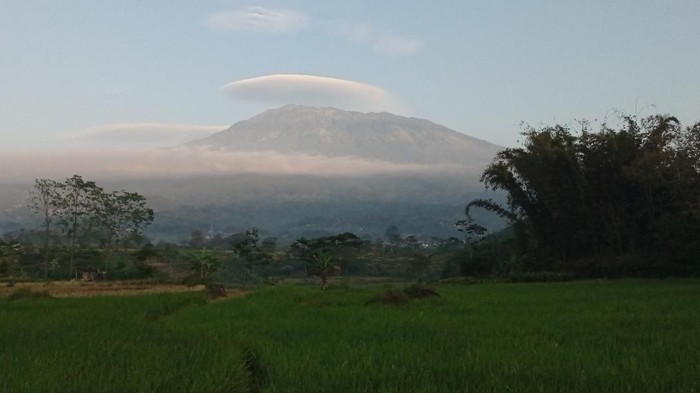 Muncul Awan Bertopi di Gunung Lawu Dua Hari Berturut-Turut