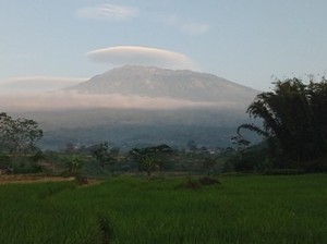 Muncul Awan Bertopi di Gunung Lawu Dua Hari Berturut-Turut