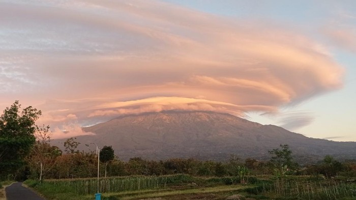 Muncul Awan Bertopi di Gunung Lawu Dua Hari Berturut-Turut