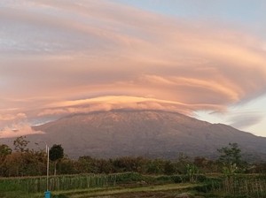 Indahnya... Awan Bertopi Mahkotai Puncak Lawu