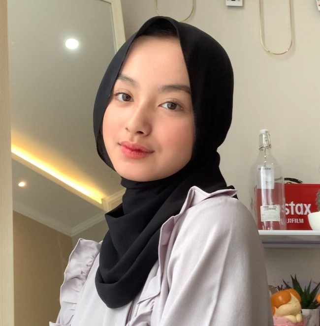 Melalui Instagram pribadinya Nabila sering membagikan foto-foto dirinya. Berkat penampilannya yang modis dan parasnya yang cantik, tak heran jika Nabila banyak diidolakan, khususnya oleh para kaum adam. Foto: Instagram/@napputt