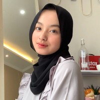 Melalui Instagram pribadinya Nabila sering membagikan foto-foto dirinya. Berkat penampilannya yang modis dan parasnya yang cantik, tak heran jika Nabila banyak diidolakan, khususnya oleh para kaum adam. Foto: Instagram/@napputt