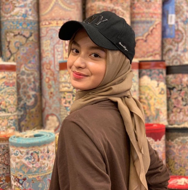 Ucok Baba baru-baru ini tampak mempublikasikan sosok wanita cantik yang disebut-sebut adalah calon menantunya. Hal tersebut diumumkannya melalui channel YouTube pribadinya yang bertajuk Sekeluarga Makan Masakan Calon Menantu, Enak Gak Yaa??. Dalam video tersebut Ucok Baba dan keluarganya terlihat mencicipi masakan dari calon menantunya itu. Foto: Instagram/@napputt