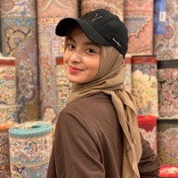 Ucok Baba baru-baru ini tampak mempublikasikan sosok wanita cantik yang disebut-sebut adalah calon menantunya. Hal tersebut diumumkannya melalui channel YouTube pribadinya yang bertajuk Sekeluarga Makan Masakan Calon Menantu, Enak Gak Yaa??. Dalam video tersebut Ucok Baba dan keluarganya terlihat mencicipi masakan dari calon menantunya itu. Foto: Instagram/@napputt