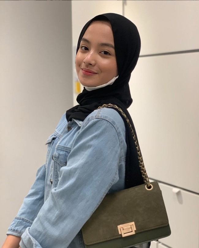 Tak hanya sekali, Nabila Putri juga sempat beberapa kali tampil di video YouTube milik Ucok Baba. Seperti dalam video sebelumnya, saat Ucok Baba terlihat mengajak sang anak, Adam Batubara dan calon menantunya, Nabila Putri makan di warteg. Foto: Instagram/@napputt