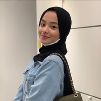 Tak hanya sekali, Nabila Putri juga sempat beberapa kali tampil di video YouTube milik Ucok Baba. Seperti dalam video sebelumnya, saat Ucok Baba terlihat mengajak sang anak, Adam Batubara dan calon menantunya, Nabila Putri makan di warteg. Foto: Instagram/@napputt