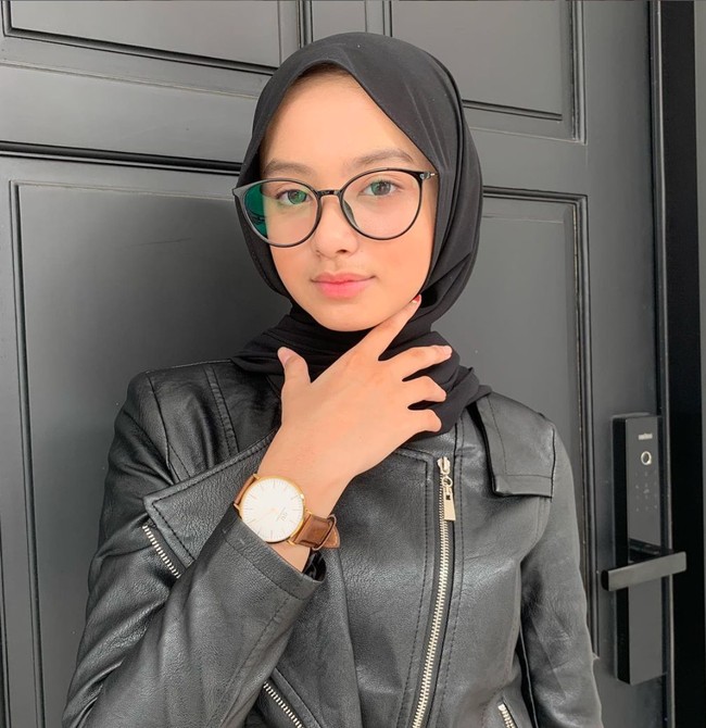 Namun hingga saat ini Adam dan Nabila sendiri belum pernah mengumumkan secara resmi mengenai hubungan mereka. Tak sedikit netizen yang menganggap hubungan keduanya hanyalah sebatas teman kerja. Bagaimana menurutmu? Foto: Instagram/@napputt