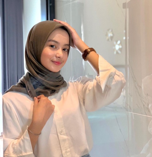 Beginilah penampilan Nabila Putri yang seringkali mendapat pujian netizen. Walaupun beberapa tak mempercayai hubungannya dengan Adam, namun sebagian lainnya terlihat mendukung dan mendoakan hubungan keduanya. Foto: Instagram/@napputt