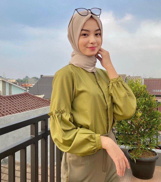 Wanita cantik berhijab yang saat ini tengah dekat dengan putra Ucok Baba itu ternyata merupakan seorang influencer bernama Nabila Putri Sulistyo. Nabila sendiri terlihat cukup aktif di media sosial Instagramnya. Hingga saat ini dirinya sudah berhasil mengumpulkan lebih dari 70 ribu pengikut di Instagram. Foto: Instagram/@napputt
