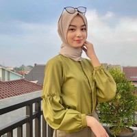 Wanita cantik berhijab yang saat ini tengah dekat dengan putra Ucok Baba itu ternyata merupakan seorang influencer bernama Nabila Putri Sulistyo. Nabila sendiri terlihat cukup aktif di media sosial Instagramnya. Hingga saat ini dirinya sudah berhasil mengumpulkan lebih dari 70 ribu pengikut di Instagram. Foto: Instagram/@napputt