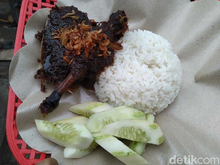 Nagih! 5 Nasi Bebek Madura dengan Bumbu Hitam yang Pedas Nyengat