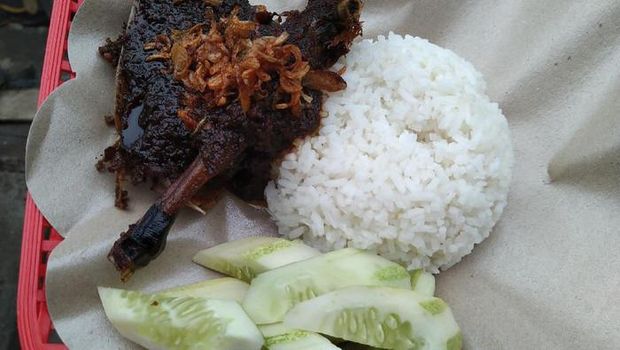 Nagih! 5 Nasi Bebek Madura dengan Bumbu Hitam yang Pedas Nyengat