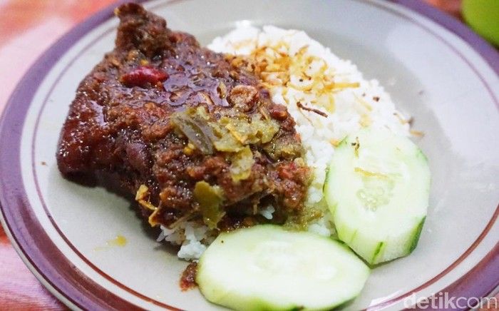 Nagih! 5 Nasi Bebek Madura dengan Bumbu Hitam yang Pedas Nyengat