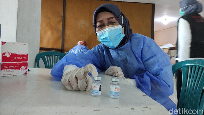Ribuan nakes di Sidoarjo menjalani vaksinasi  COVID-19 dosis ketiga. Vaksinasi ini menggunakan vaksin Moderna.