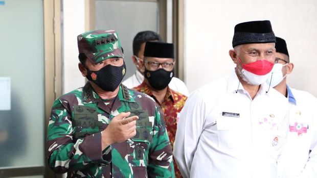 Panglima TNI Marsekal TNI Hadi Tjahjanto dan Kapolri Jenderal Listyo Sigit Prabowo menggelar rapat bersama Forkopimda Sumbar (dok Puspen TNI)