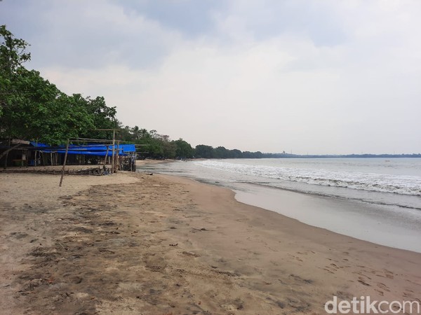 arulah ketika turun ke Pantai Carita, terlihat beberapa wisatawan yang bermain air dan berfoto. Ada juga sekelompok anak muda yang bermain banana boat. Namun jumlah wisatawan ini tidak banyak, tak sampai 20 orang. arulah ketika turun ke Pantai Carita, terlihat beberapa wisatawan yang bermain air dan berfoto. Ada juga sekelompok anak muda yang bermain banana boat. Namun jumlah wisatawan ini tidak banyak, tak sampai 20 orang.