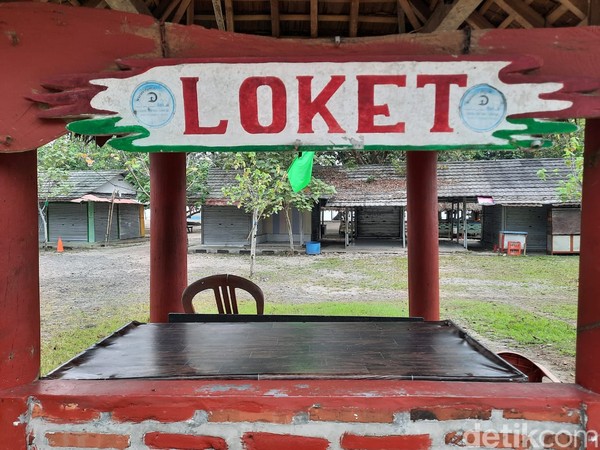 Memasuki pintu gerbang, tak tampak adanya aktivitas manusia. Loket tutup dengan posisi kursi disandarkan pada meja yang kosong.