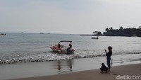 Selain wisatawan, kami juga menemukan beberapa pedagang yang menjajakan emping hingga ikan asin. Ada juga petugas Pantai Carita yang menarik ongkos wisata senilai Rp 100 ribu per mobil.