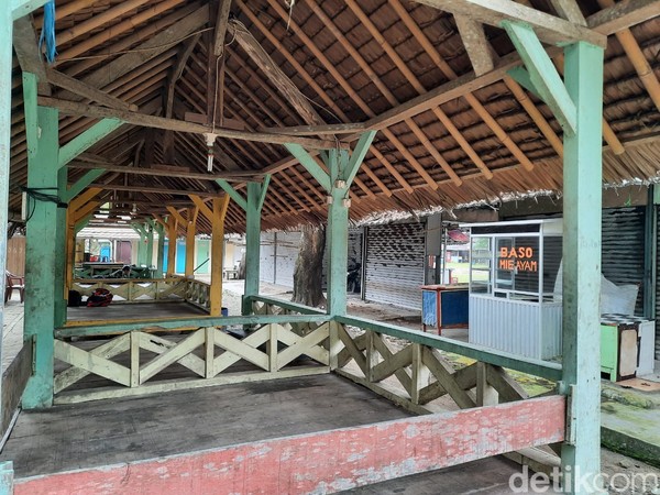Kios-kios pedagang di Pantai Carita hampir 100 persen tutup. Sepintas suasananya seperti kota mati.