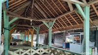 Kios-kios pedagang di Pantai Carita hampir 100 persen tutup. Sepintas suasananya seperti kota mati.