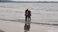 elaku wisata yang menyewakan kapal dan permain air juga gencar mempromosikan jasanya. Di Pantai Carita tampak kapal-kapal menganggur yang sudah lama tak dijamah wisatawan.