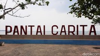 Tim detikcom berkunjung ke Pantai Carita pada Jumat (13/8/2021) siang. Jalanan menuju pantai ini begitu lengang, hanya sesekali kami berpapasan dengan pengendara lainnya. Kondisi ini jelas berbeda dengan kemacetan yang kerap terjadi di sana ketika musim liburan.